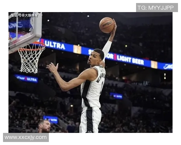 文班亚马新秀赛季表现抢眼场均20分10篮板3盖帽引领潮流