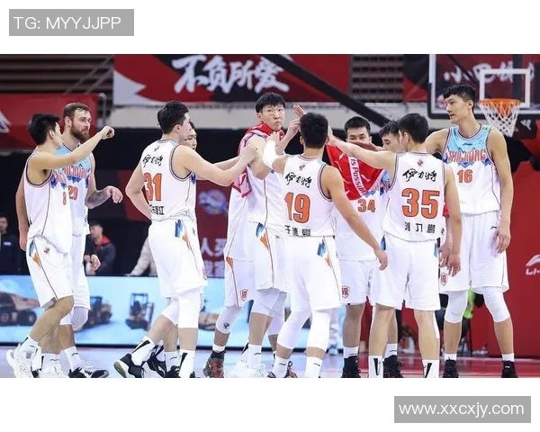 周鹏：从篮球场上的传奇到生活中的榜样，激励无数年轻人的奋斗之路